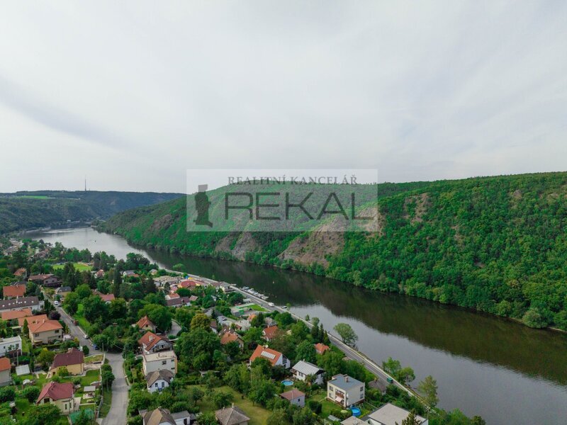 Stavební pozemek s výhledem na řeku a okolí krajiny  Praha-Západ