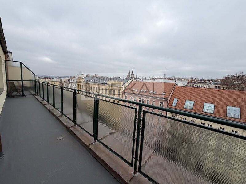 Byt 2+1 se dvěmi terasami V Londýnské ulici, nedaleko metra.